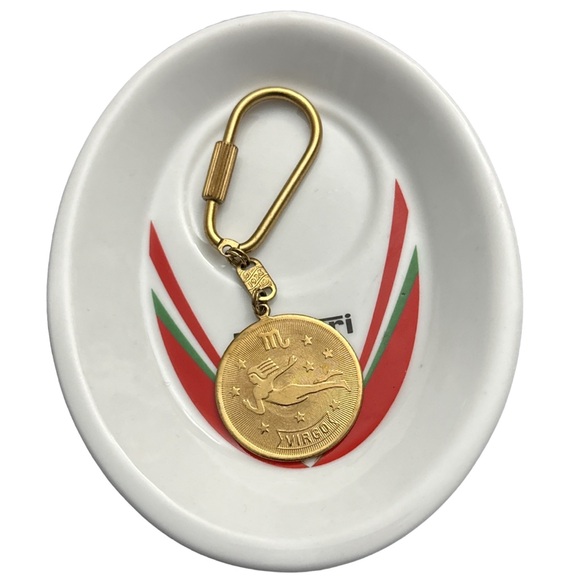 VINTAGE gold tone virgo astrology pendant attached to 1928 engraved carabiner. - Picture 4 of 6